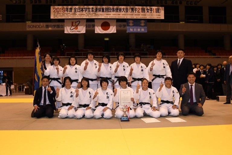 男女柔道部が全日本学生柔道体重別団体優勝大会で史上初のアベック優勝を飾り団体２冠を達成しました ニュース 体育学部 東海大学 Tokai University