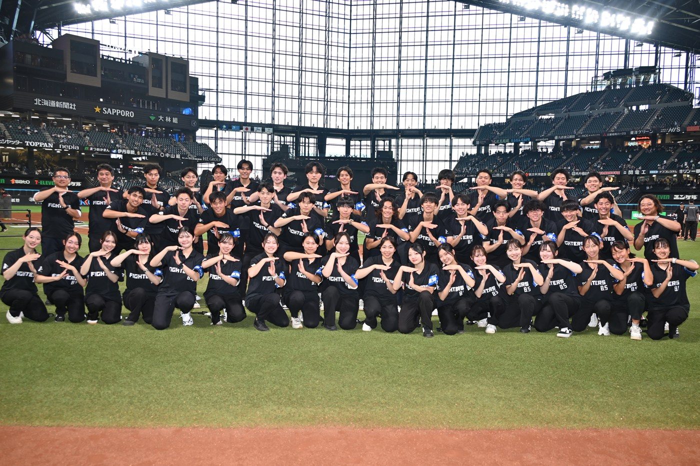 女子バレーボール部が山田学長に全日本大学女子選手権大会優勝を報告