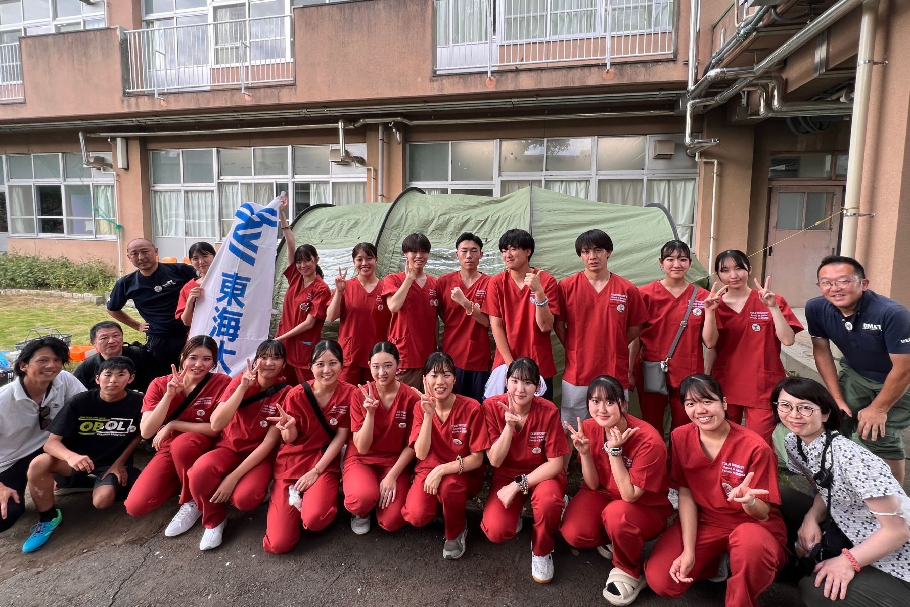 医学部看護学科の学生と教員が伊勢原支援学校「ぼうさいまつり」の運営