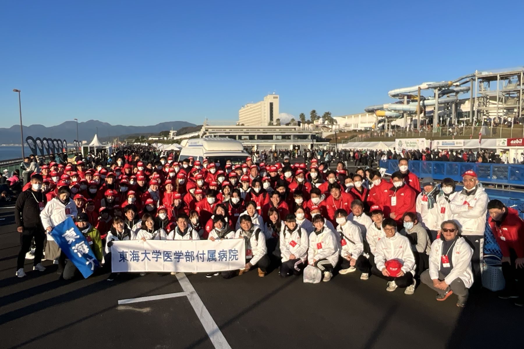 医学付属病院機関の医療従事者と医学部の教員、学生らが救護班として