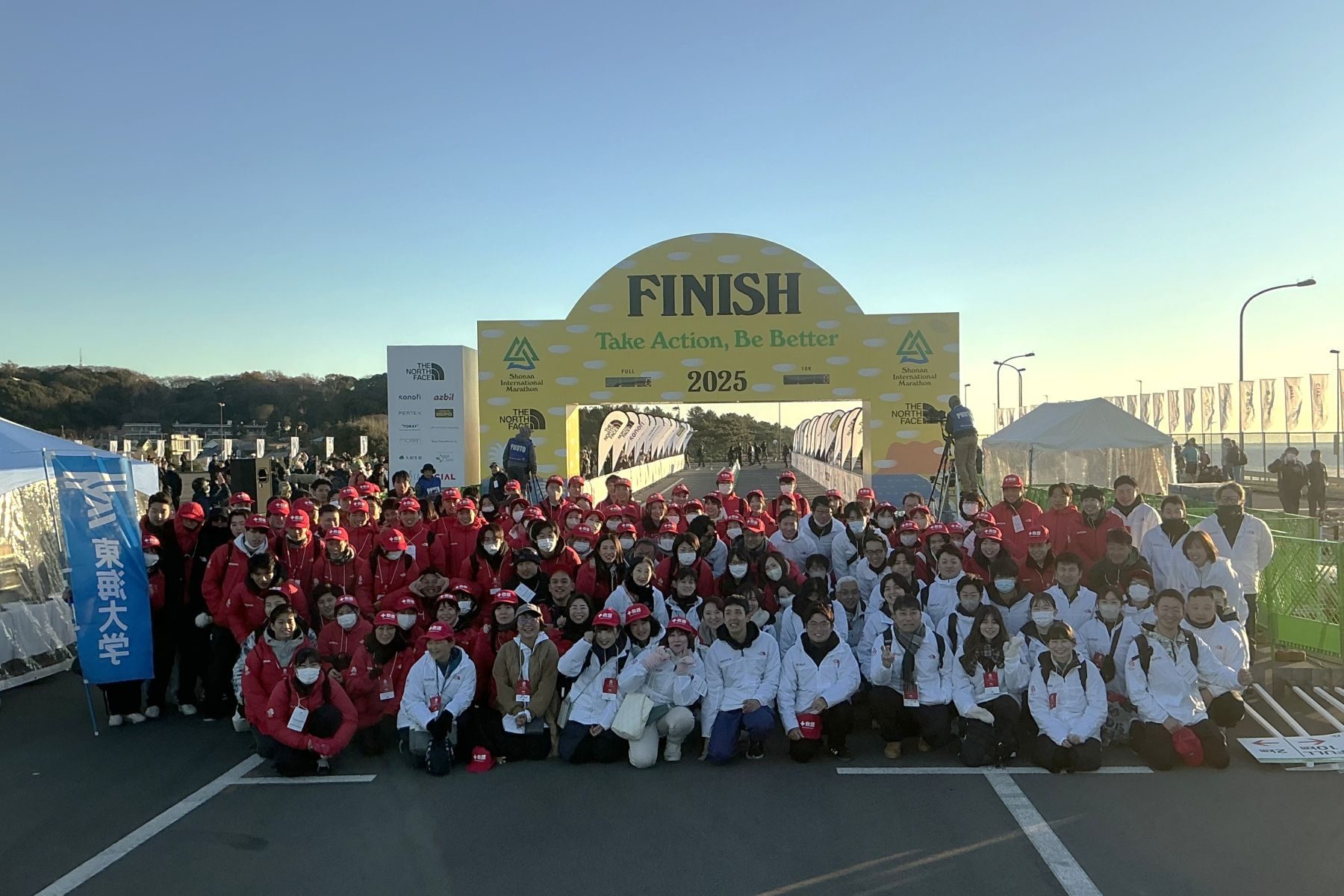 医学部付属病院機関の医療従事者と医学部の教員、学生らが救護班として