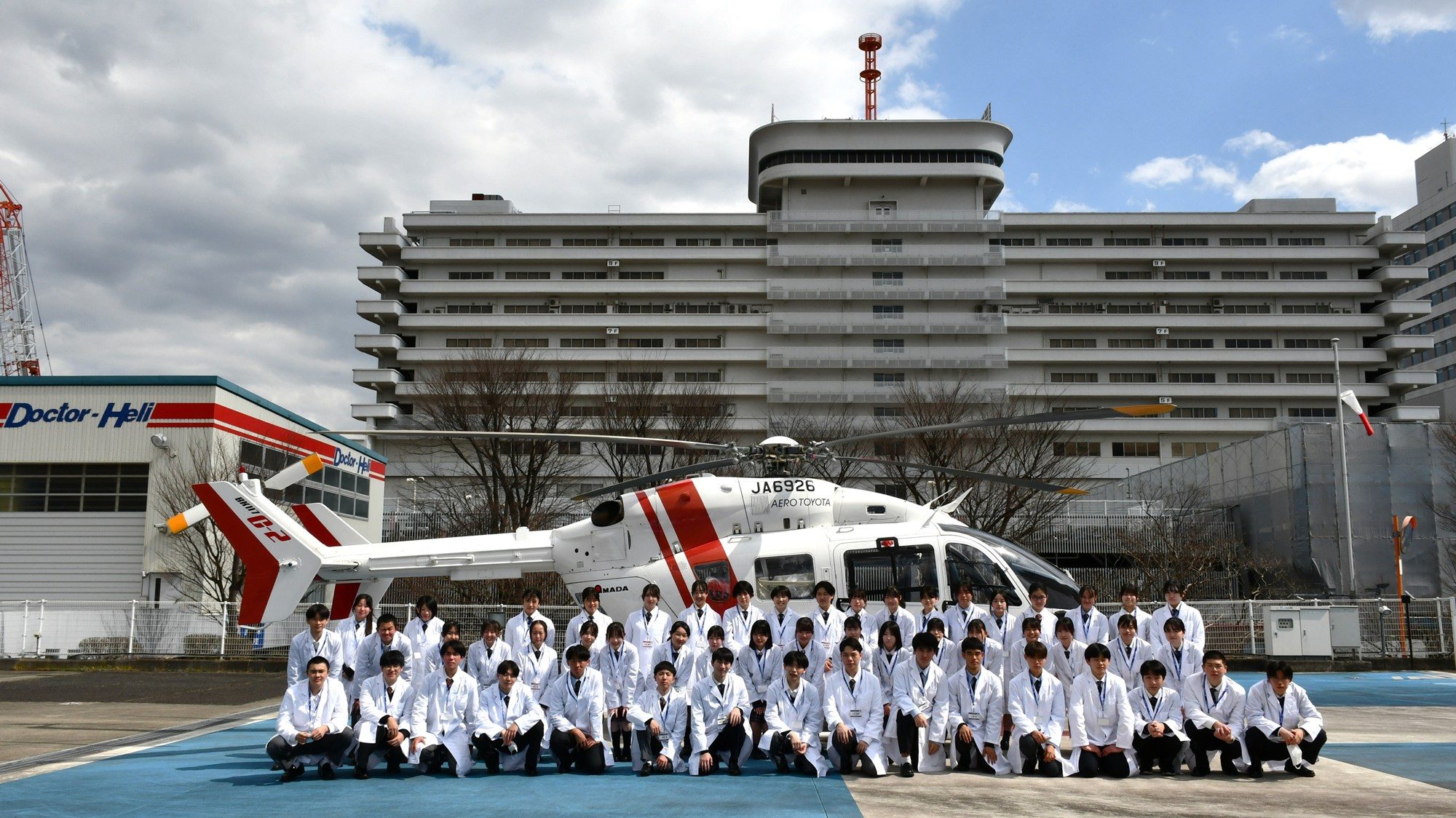 東海大学(医学部〈医学科〉) 医学付属病院機関の医療従事者と医学部の教員、学生らが救護班として