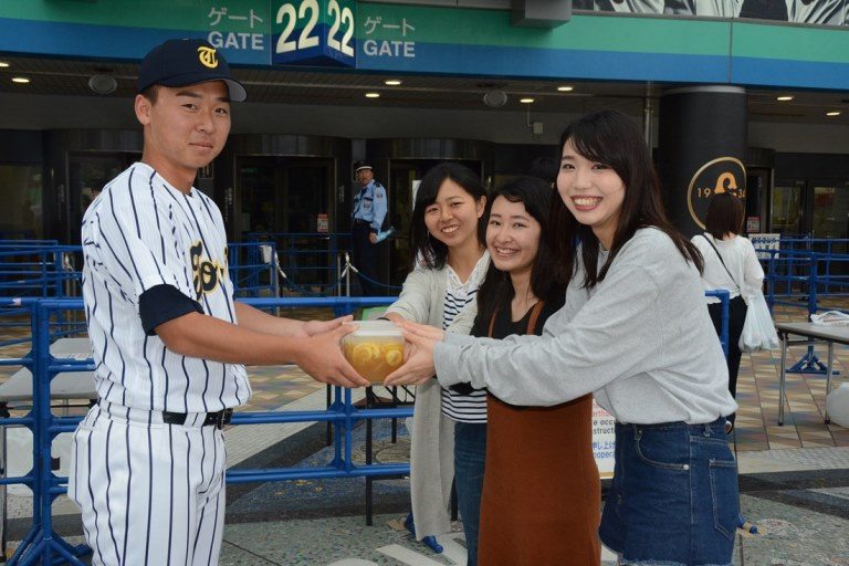 観光学部の学生が湘南キャンパスの硬式野球部にレモンのはちみつ漬けを差し入れました ニュース 観光学部 東海大学 Tokai University