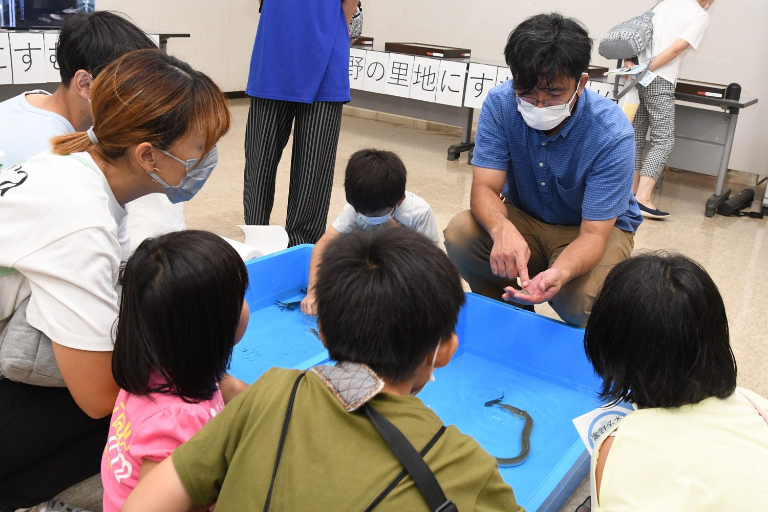 人間環境学科の北野教授の研究室が「名水水族館」を開催しました