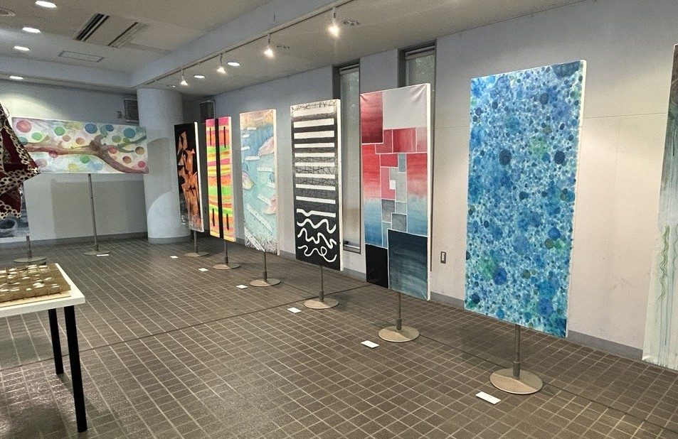 芸術学科の筧准教授ラボで、大学展示スペースSplazaに「等身大サイズの