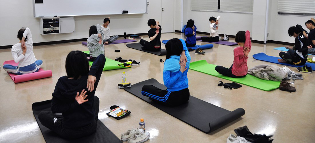 ユニークプロジェクトの よょさんぽ がヨガの体験教室を開催しました
