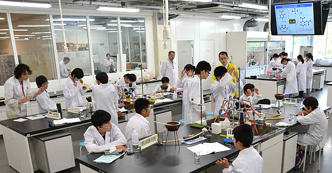 応用化学科が中学生向けの化学実験イベント「東海大学 楽しい化学実験