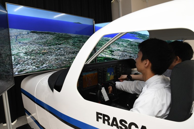 航空学専攻が新しいフライト・シミュレーターを導入しました