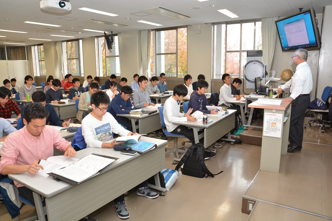 航空操縦学専攻でanaの現役教官による授業を開講しています ニュース 工学部 東海大学 Tokai University 航空操縦学専攻でanaの現役教官による授業を開講しています ニュース 工学部 東海大学 Tokai University